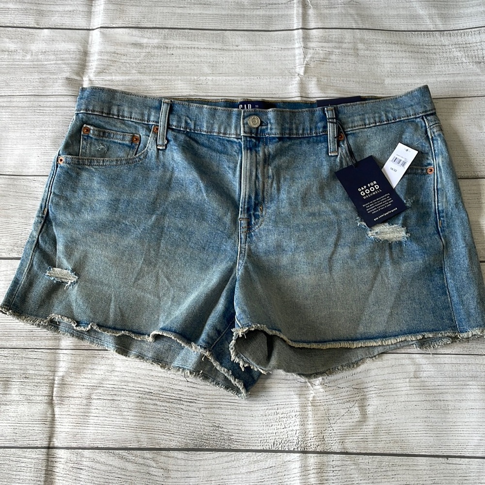 NWT GAP Mid Rise Distressed Denim Shorts 3" Size 33
